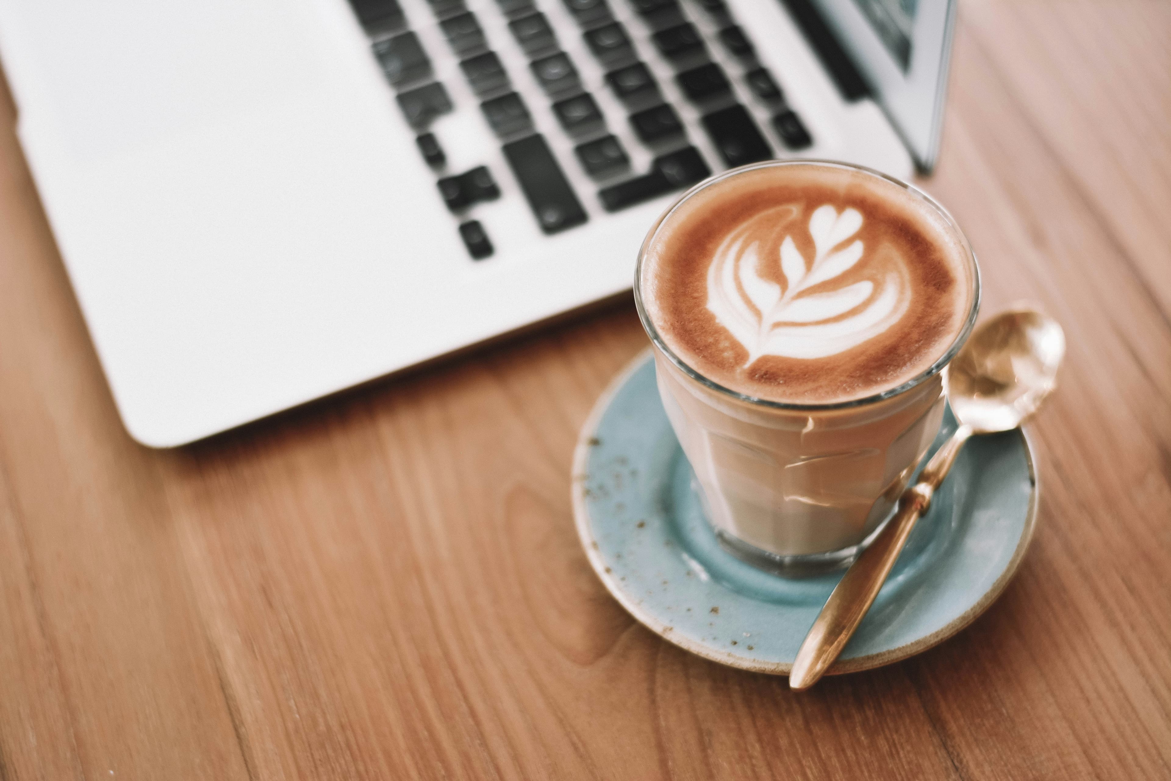 Cappuccino mit Notebook