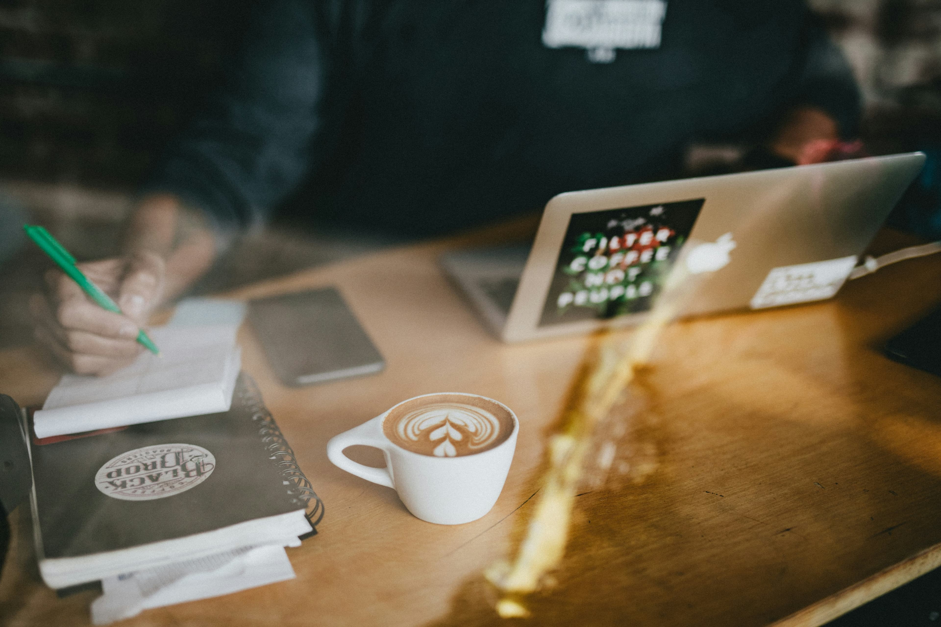 Cappuccino mit Notebook